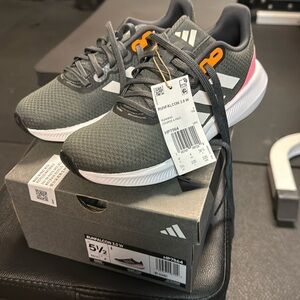 Womens adidas sneakers, brand new size 5.5